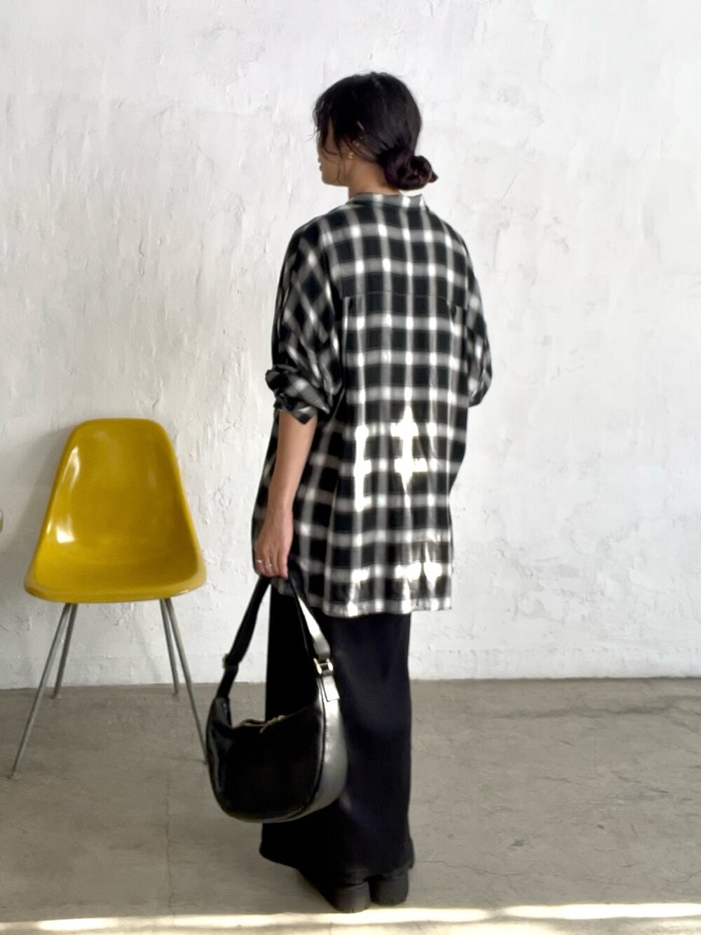 ブラック系のワンピース、ブラック系のブーツ、ブラック系のシャツ/ブラウスを着用したレディースの秋コーディネートの3枚目の写真