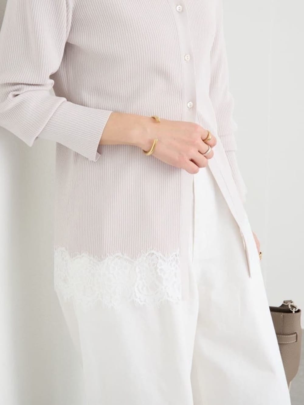 グレー系のトートバッグ、ホワイト系のデニムパンツ、グレー系のその他シューズを着用したレディースの冬コーディネートの4枚目の写真