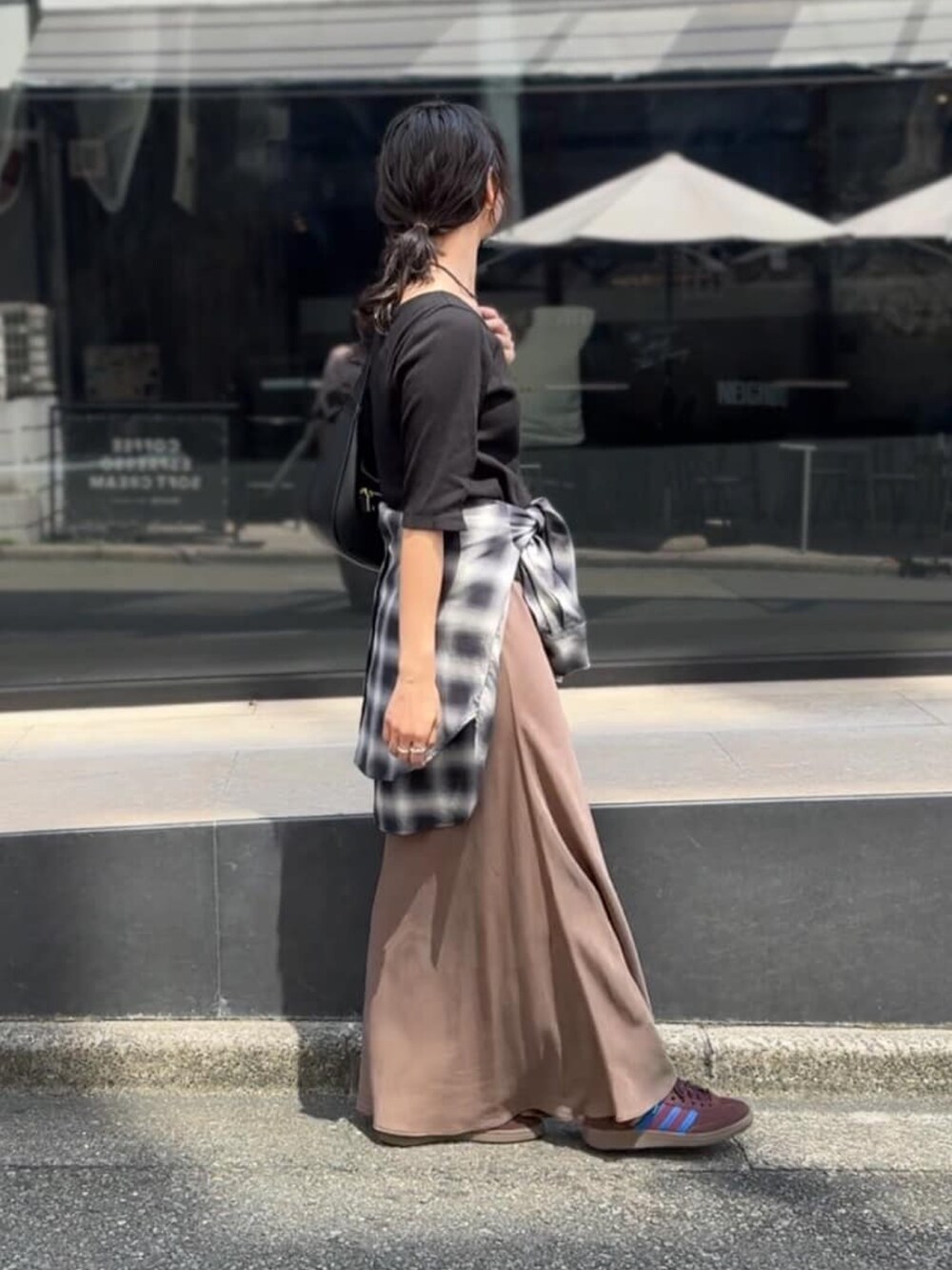 ブラウン系のスカート、ブルー系のシャツ/ブラウス、ブラック系のTシャツ/カットソーを着用したレディースの夏コーディネートの3枚目の写真