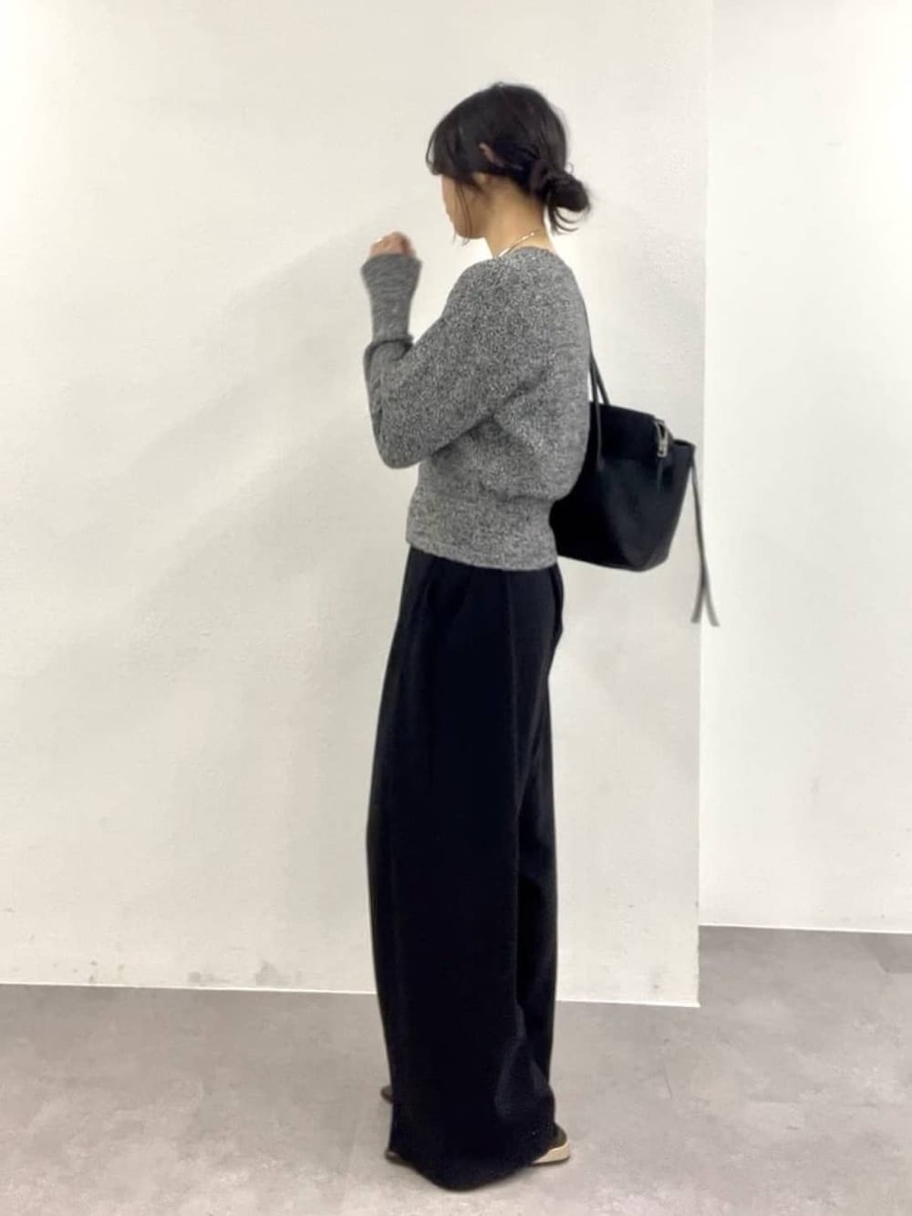 ブラック系のカーディガン/ボレロ、ブラック系のスラックス、ブラウン系のその他シューズを着用したレディースの冬コーディネートの4枚目の写真