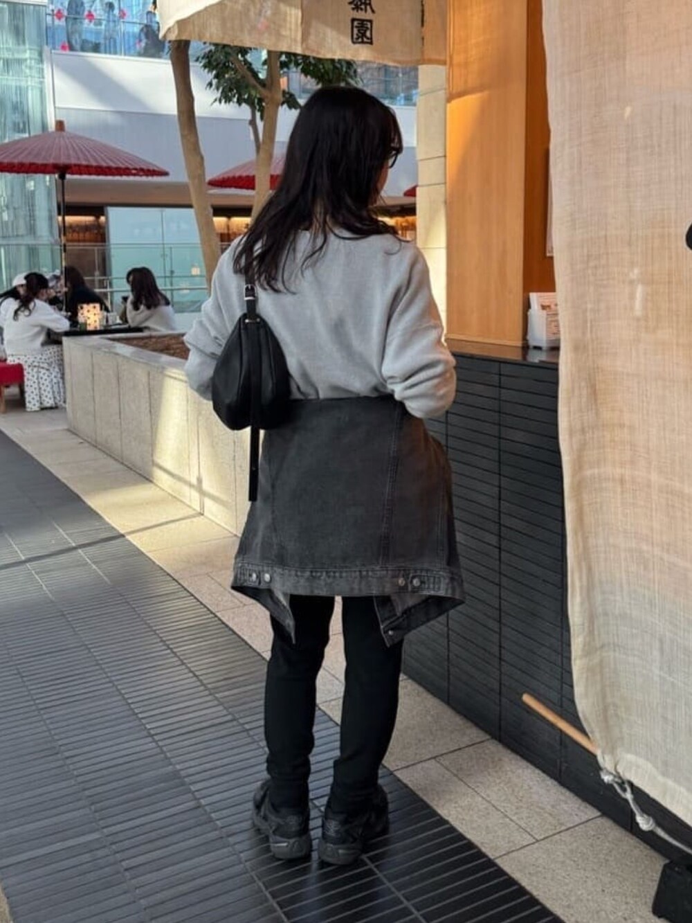 グレー系のニット/セーター、グレー系のTシャツ/カットソー、ブラック系のその他パンツを着用したレディースの冬コーディネートの3枚目の写真