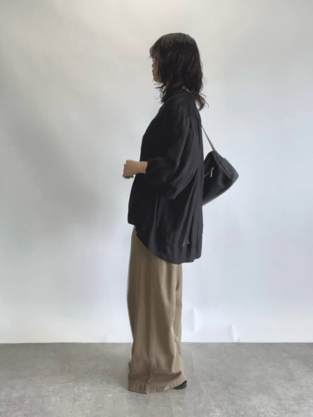 ブラウン系のその他パンツ、ブラック系のシャツ/ブラウス、ブラック系のボディバッグ/ウエストポーチを着用したレディースの夏コーディネートの2枚目の写真