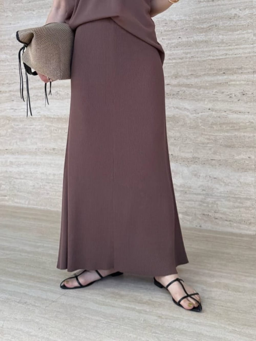 ブラウン系のスカート、ブラック系のトートバッグ、ブラウン系のニット/セーターを着用したレディースの夏コーディネートの6枚目の写真