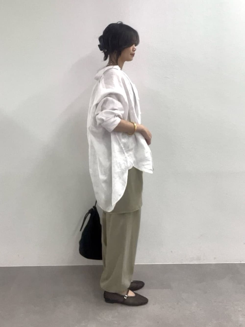 グリーン系のシャツ/ブラウス、グリーン系のその他パンツ、ブラック系のその他シューズを着用したレディースの冬コーディネートの3枚目の写真