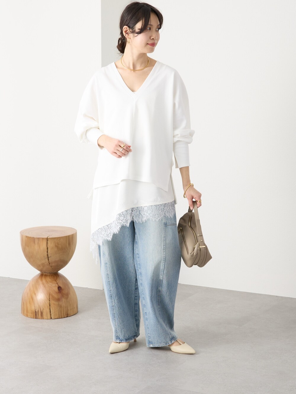 ホワイト系のスウェット、ブルー系のデニムパンツ、ホワイト系のその他シューズを着用したレディースの冬コーディネートの2枚目の写真