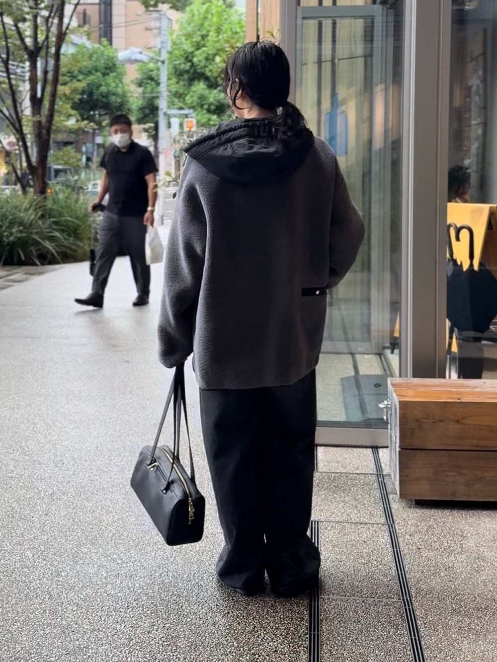 グレー系のその他アウター、ブラック系のスウェット、ブラック系のデニムパンツを着用したレディースの秋コーディネートの3枚目の写真