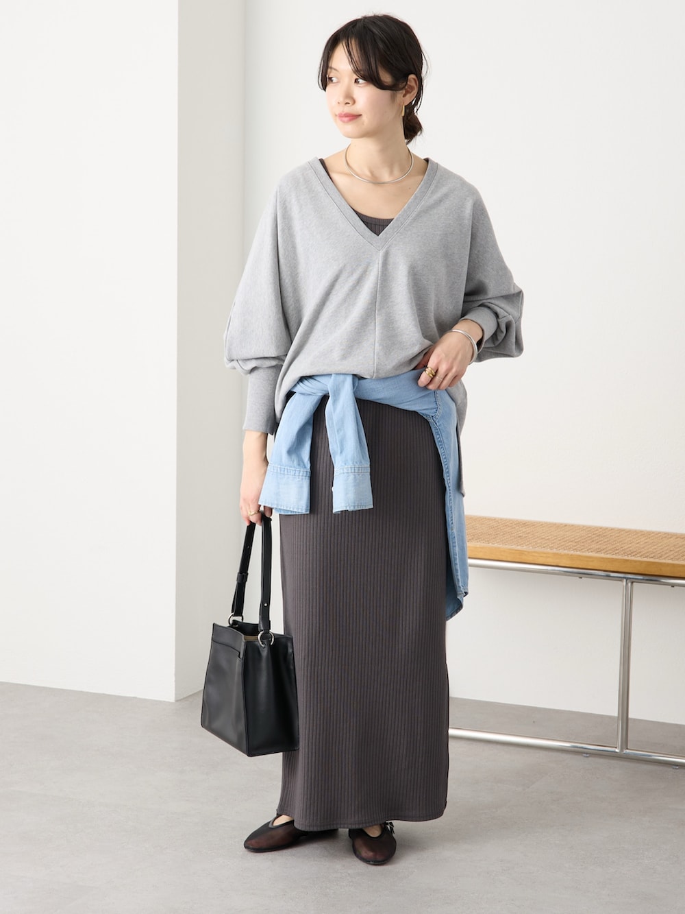 グレー系のスウェット、ブルー系のシャツ/ブラウス、グレー系のワンピースを着用したレディースの冬コーディネートの2枚目の写真