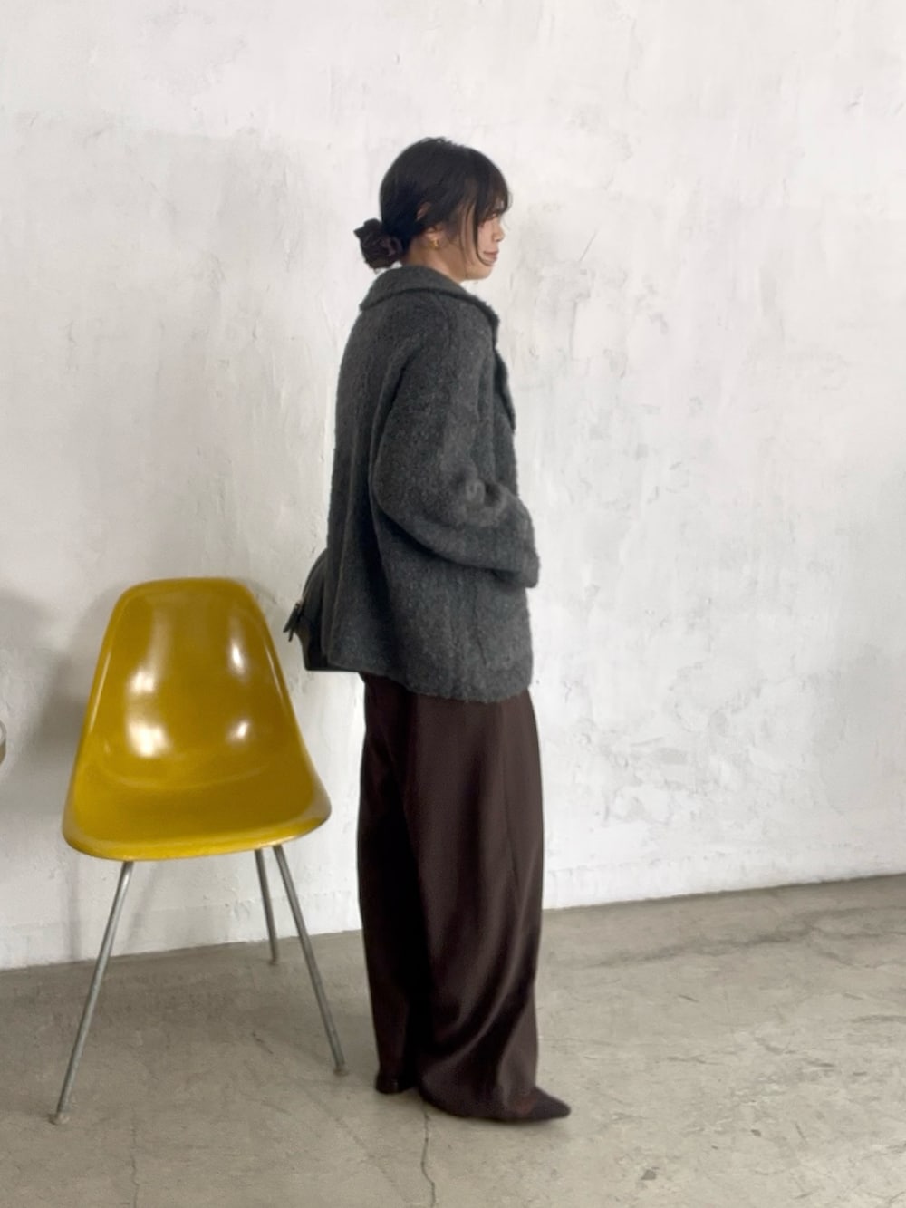 ブラウン系のスラックス、グレー系のその他アウター、ブラック系のボストンバッグを着用したレディースの秋コーディネートの3枚目の写真