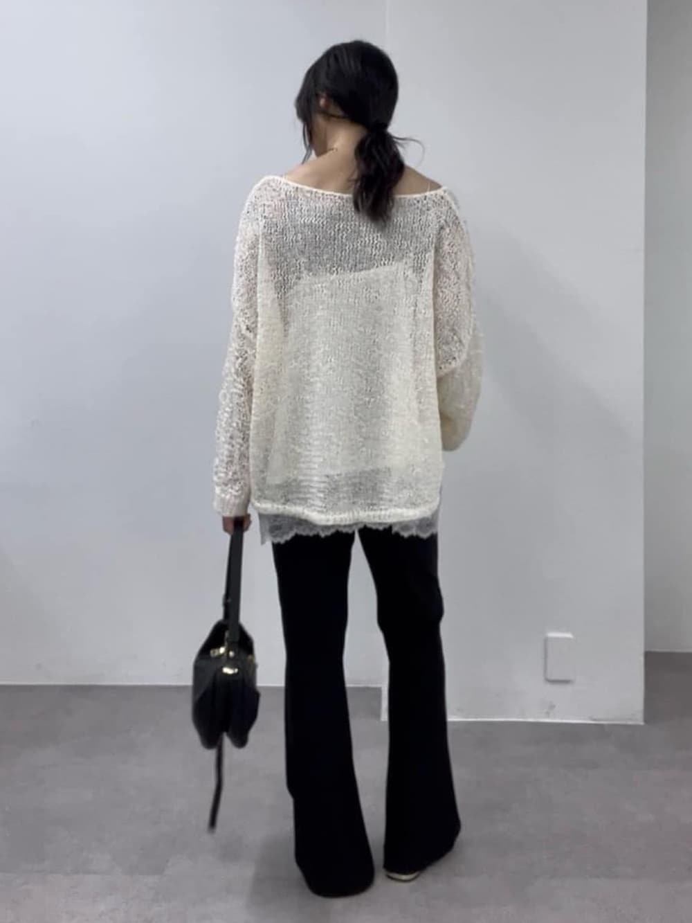 ホワイト系のニット/セーター、ホワイト系のキャミソール、ブラック系のその他パンツを着用したレディースの冬コーディネートの3枚目の写真