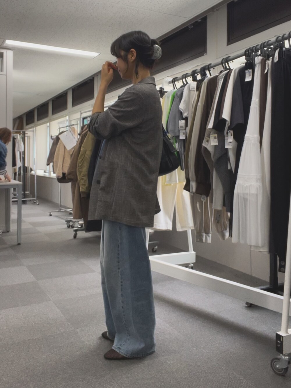 ブルー系のデニムパンツ、ブラック系のその他シューズ、ブラック系のTシャツ/カットソーを着用したレディースの春コーディネートの2枚目の写真