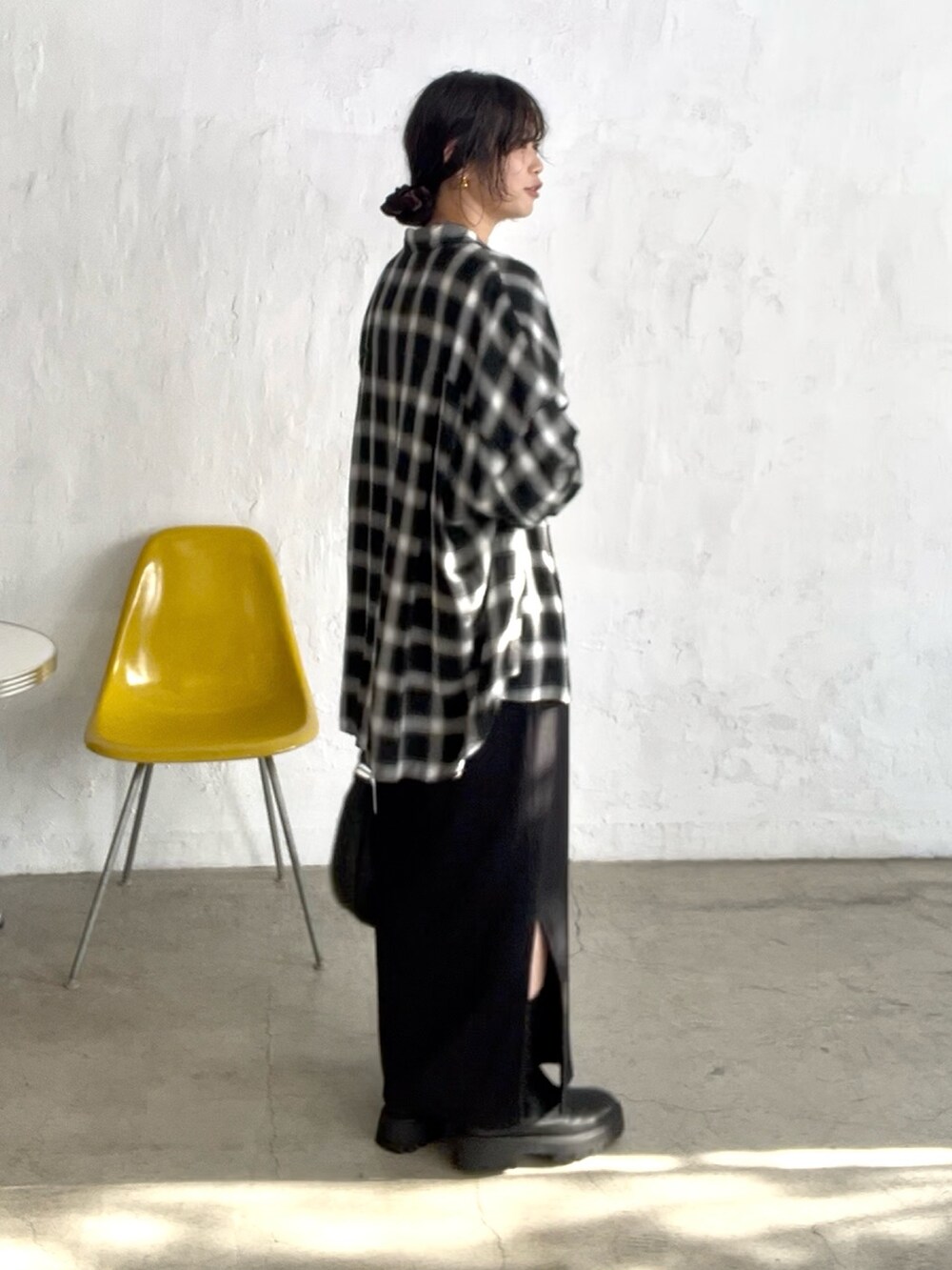 ブラック系のワンピース、ブラック系のブーツ、ブラック系のシャツ/ブラウスを着用したレディースの秋コーディネートの2枚目の写真