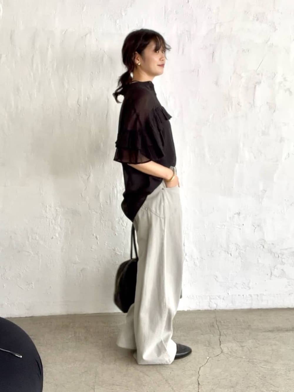 グレー系のその他パンツ、ブラック系のローファー、ブラック系のボストンバッグを着用したレディースの夏コーディネートの2枚目の写真