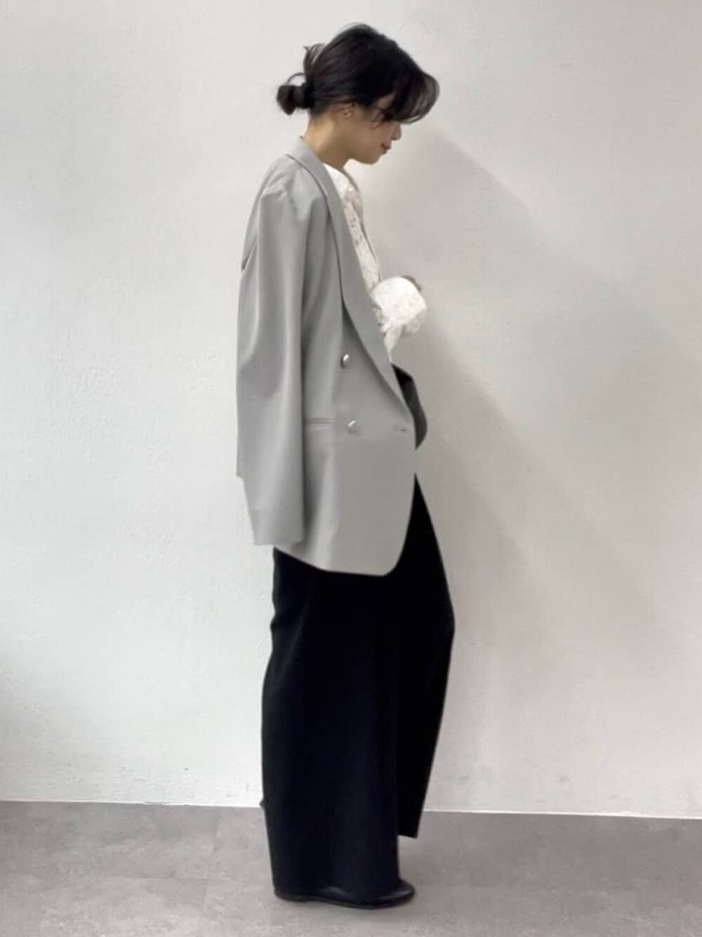 ブラック系のスラックス、グレー系のテーラードジャケット、ホワイト系のシャツ/ブラウスを着用したレディースの冬コーディネートの3枚目の写真