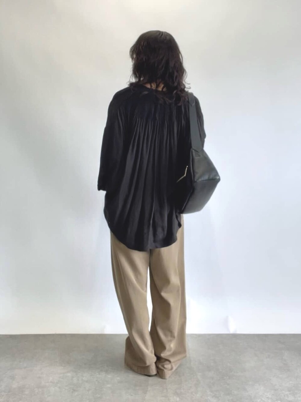 ブラウン系のその他パンツ、ブラック系のシャツ/ブラウス、ブラック系のボディバッグ/ウエストポーチを着用したレディースの夏コーディネートの3枚目の写真