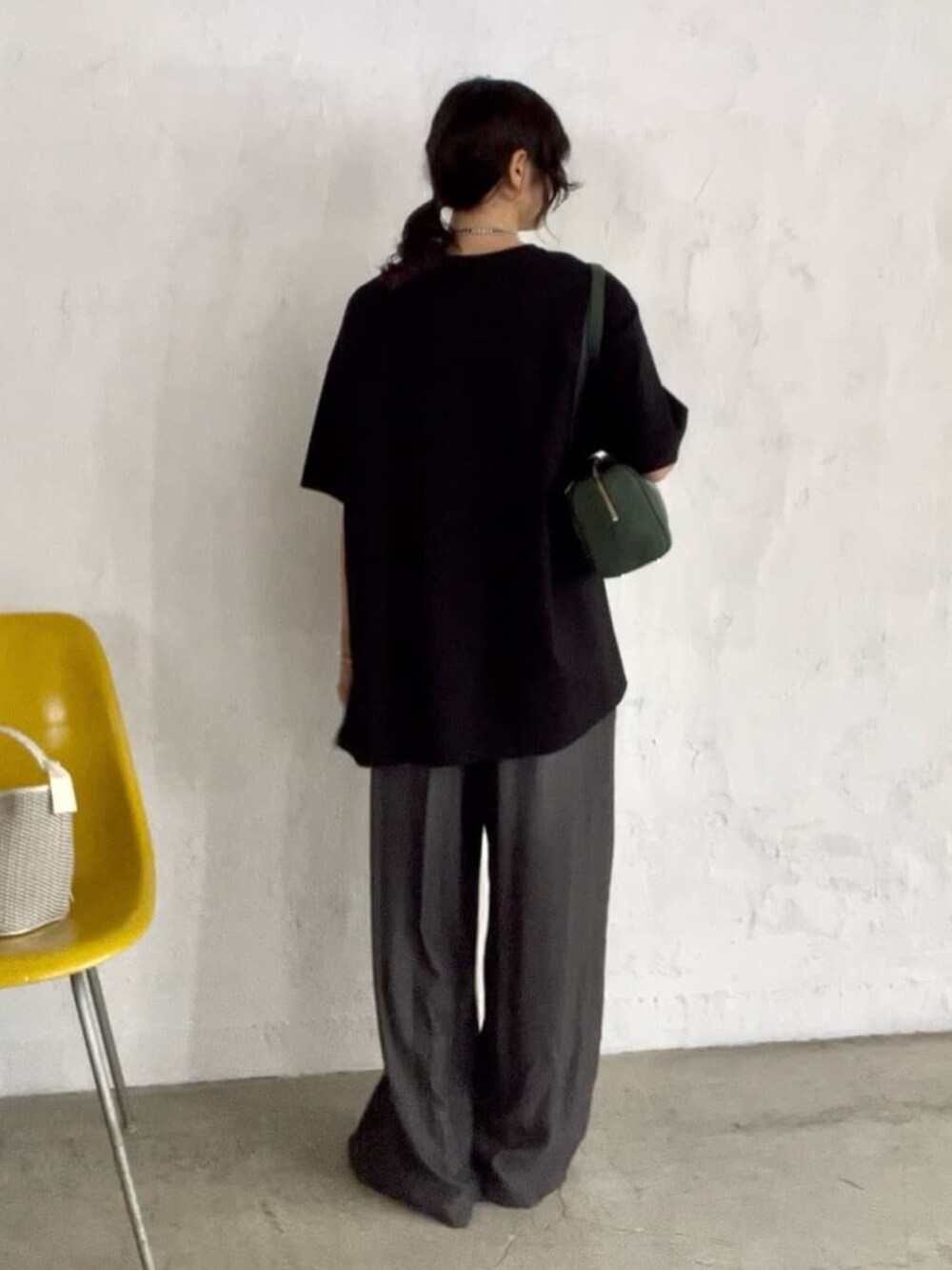 ブラック系のその他パンツ、ブラック系のTシャツ/カットソー、ブラック系のサンダルを着用したレディースの夏コーディネートの4枚目の写真