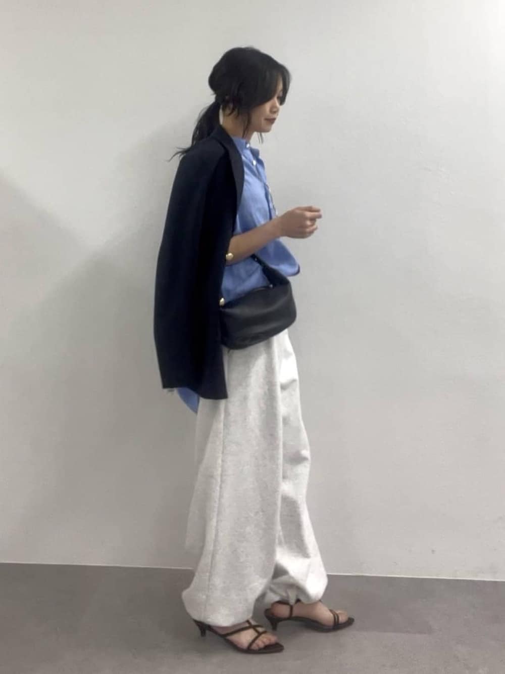 グレー系のスウェットパンツ、ブルー系のシャツ/ブラウス、ブルー系のテーラードジャケットを着用したレディースの冬コーディネートの2枚目の写真