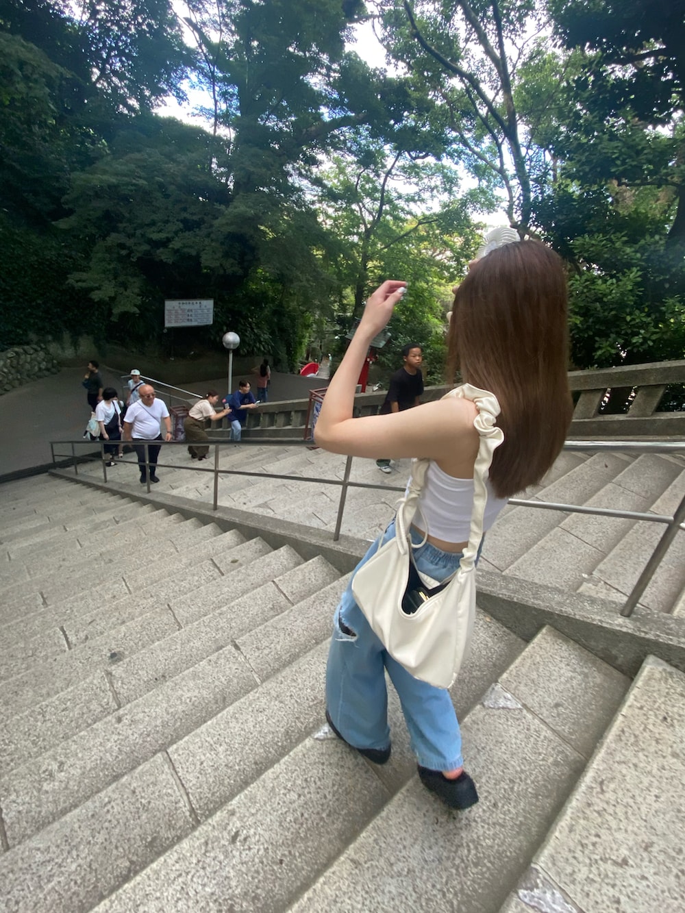 ホワイト系のキャミソールを着用したレディースの春コーディネートの2枚目の写真