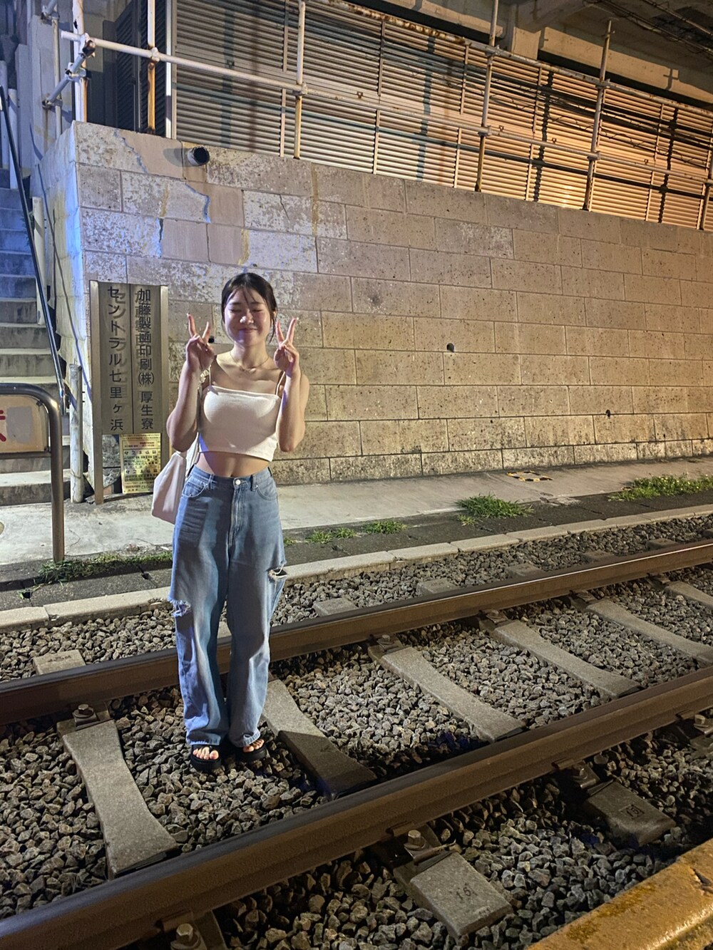 ホワイト系のキャミソールを着用したレディースの春コーディネートの3枚目の写真