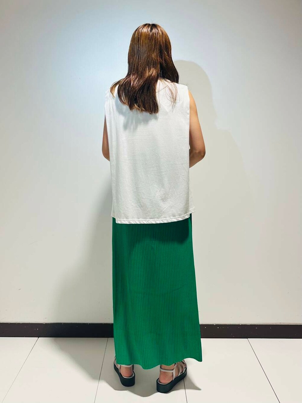 ホワイト系のTシャツ/カットソー、グリーン系のスカートを着用したレディースの夏コーディネートの3枚目の写真