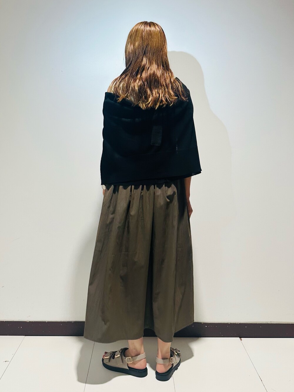 グレー系のワンピース、ブラック系のカーディガン/ボレロ、ブラック系のショルダーバッグを着用したレディースの夏コーディネートの3枚目の写真