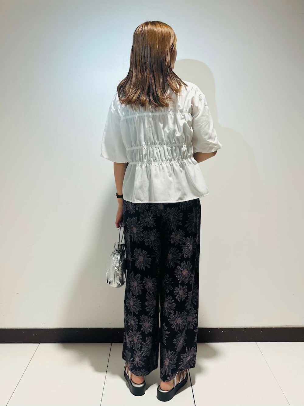 シルバー系のサンダル、シルバー系のショルダーバッグ、ブルー系のその他パンツを着用したレディースの夏コーディネートの3枚目の写真