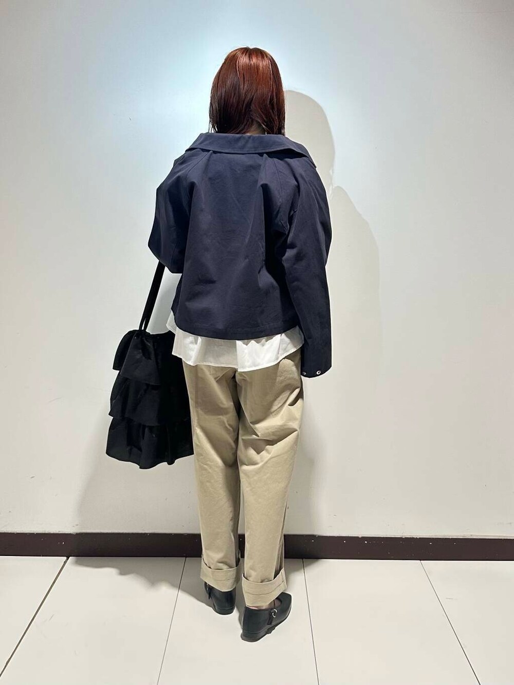 「大人カジュアル、Vネック、パンプス、RODESKO、トートバッグ、ブルゾン、ショート丈、春コーデ、ベーシック、春アウター、パンツスタイル、コットンパンツ、ドッキングプルオーバー、カットミラノ、フリルバッグ」|「RODE SKOの『ドラマ着用商品』フリルメタリックトート(トートバッグ、ブラック系)」を使った、ameさん(レディース・160cm)の春コーディネートの3枚目の写真