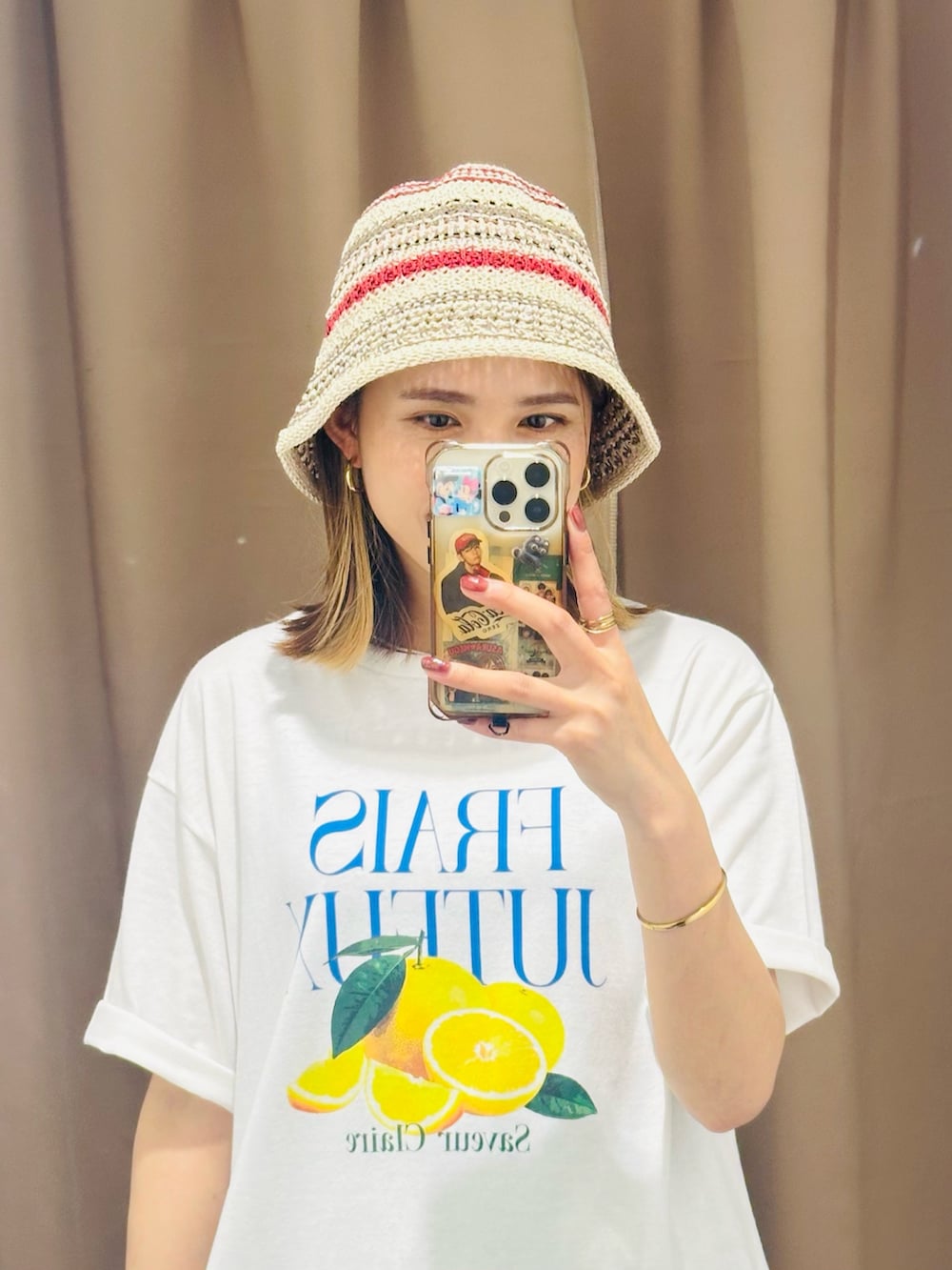 ホワイト系のTシャツ/カットソー、グリーン系のその他パンツ、ゴールド系のバングル/リストバンドを着用したレディースの夏コーディネートの3枚目の写真
