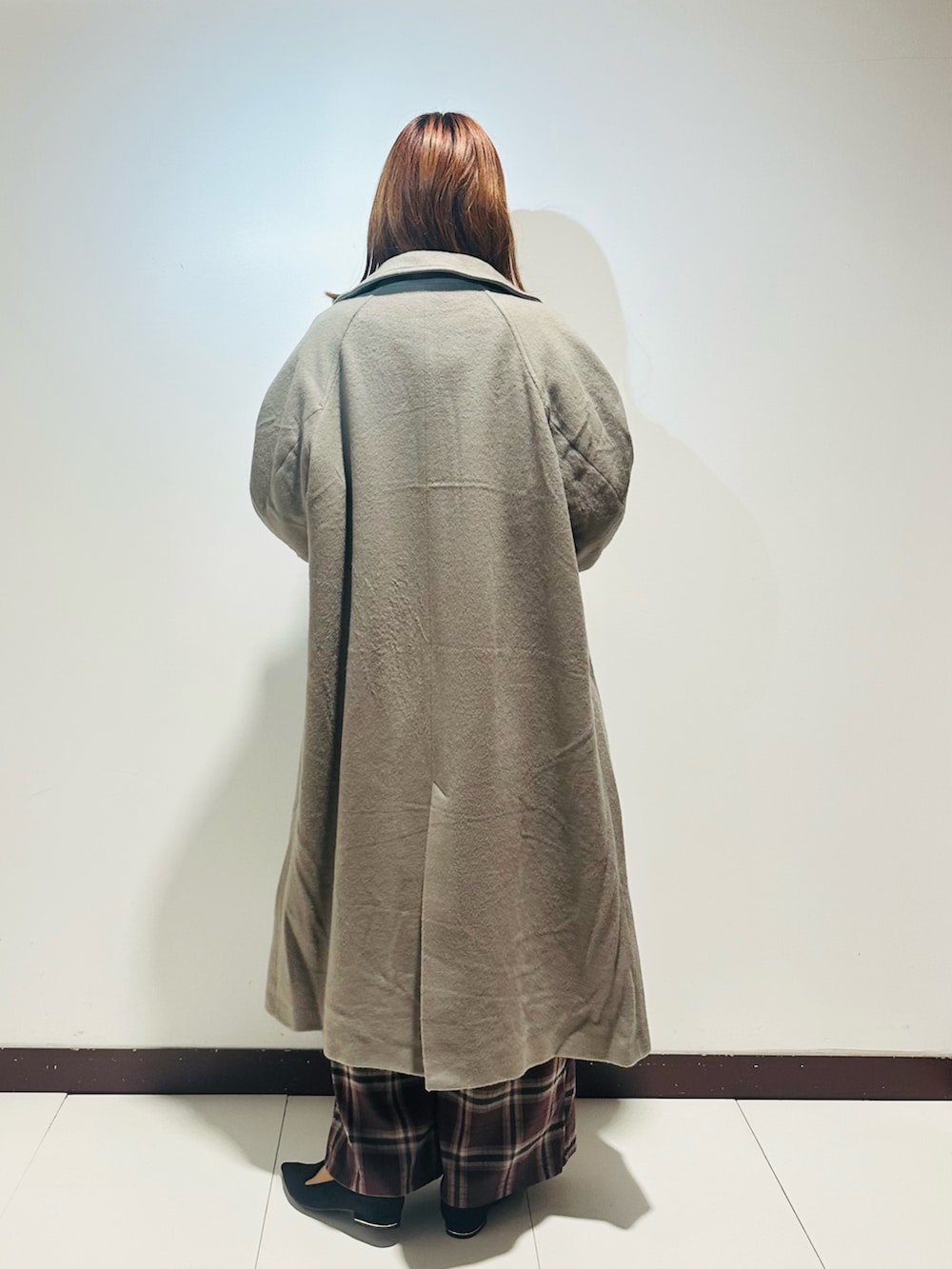 レッド系のその他パンツ、ブラック系のローファー、ベージュ系のその他アウターを着用したレディースの秋コーディネートの3枚目の写真