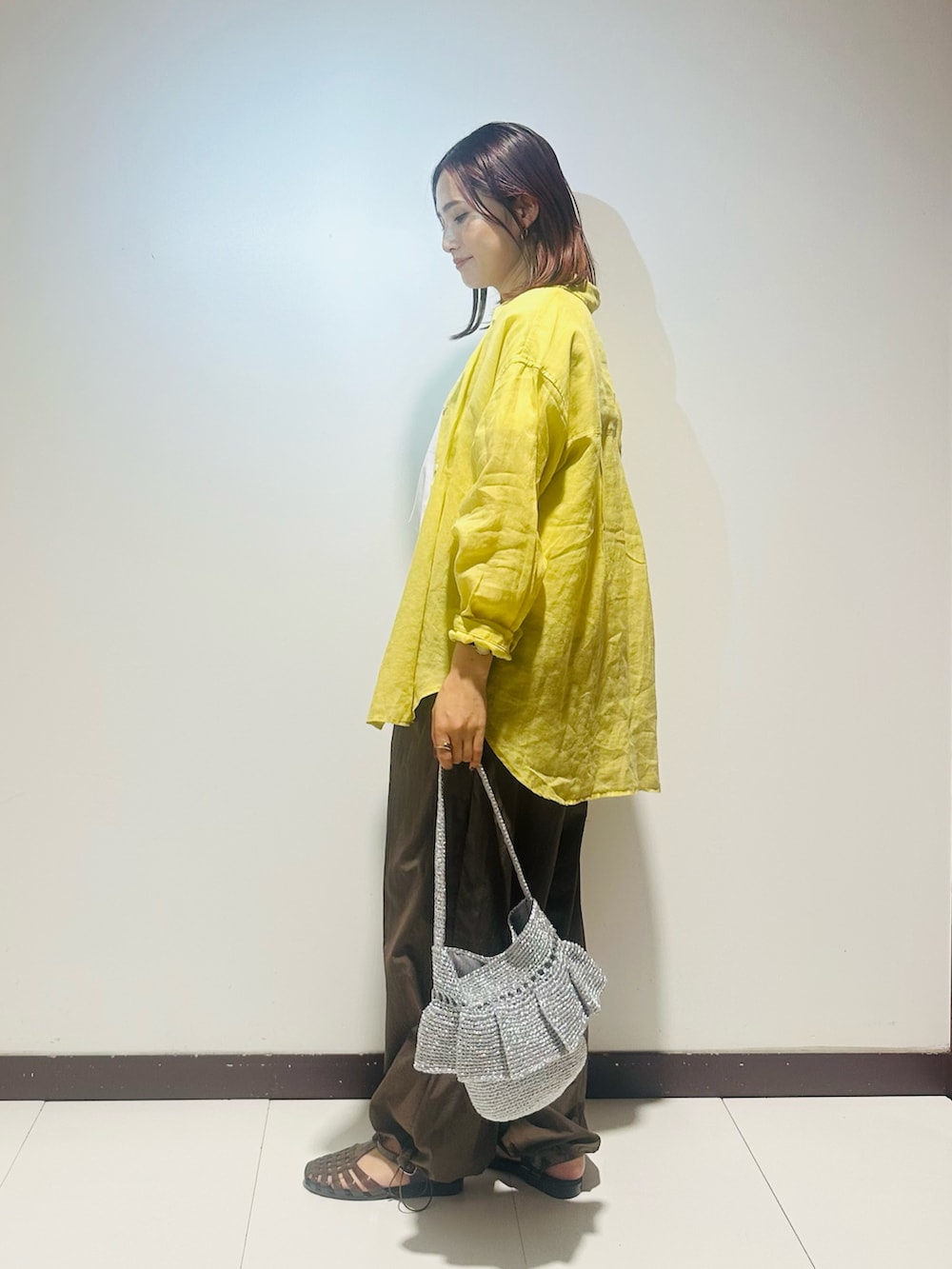 ブラウン系のその他パンツ、イエロー系のシャツ/ブラウス、ホワイト系のTシャツ/カットソーを着用したレディースの夏コーディネートの2枚目の写真