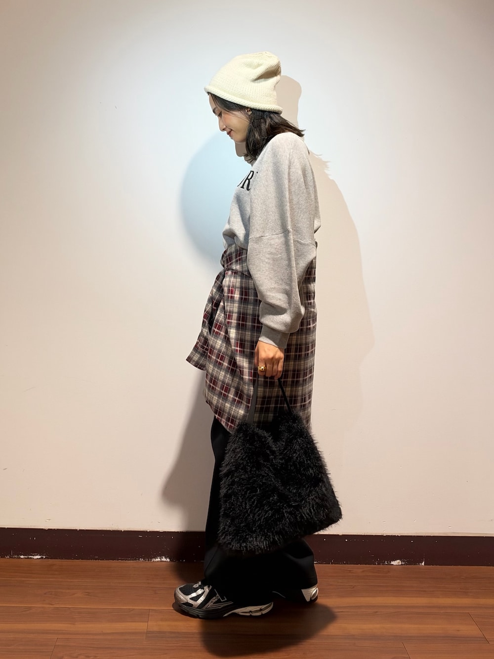 ブラック系のその他パンツ、レッド系のシャツ/ブラウス、グレー系のニット/セーターを着用したレディースの秋コーディネートの2枚目の写真