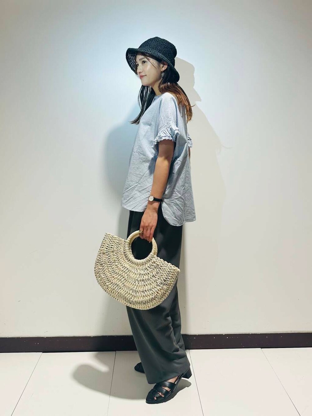 ブラック系のサンダル、グレー系のかごバッグ、その他のシャツ/ブラウスを着用したレディースの春コーディネートの2枚目の写真