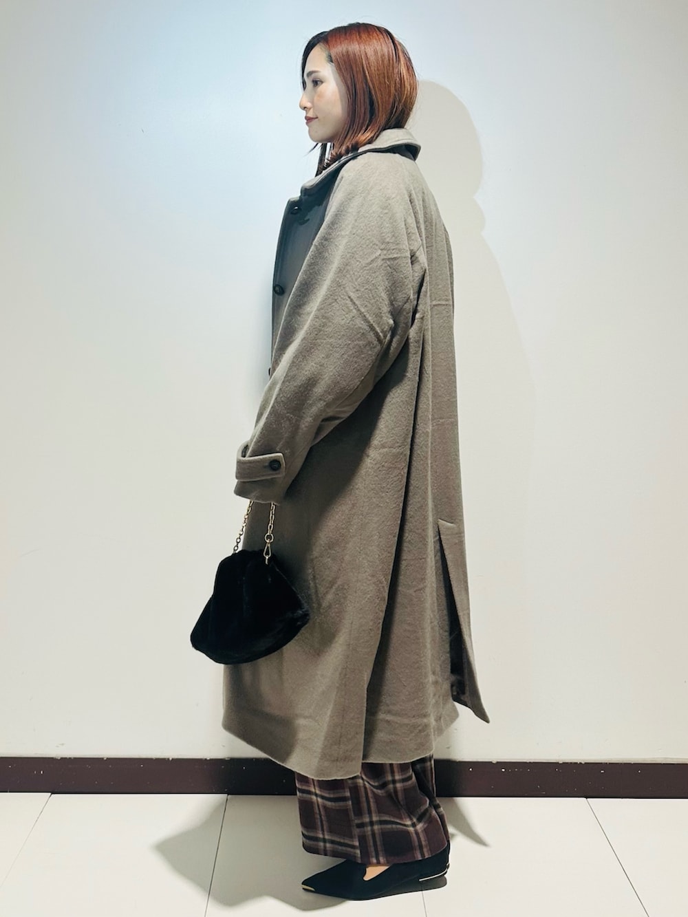 レッド系のその他パンツ、ブラック系のローファー、ベージュ系のその他アウターを着用したレディースの秋コーディネートの2枚目の写真