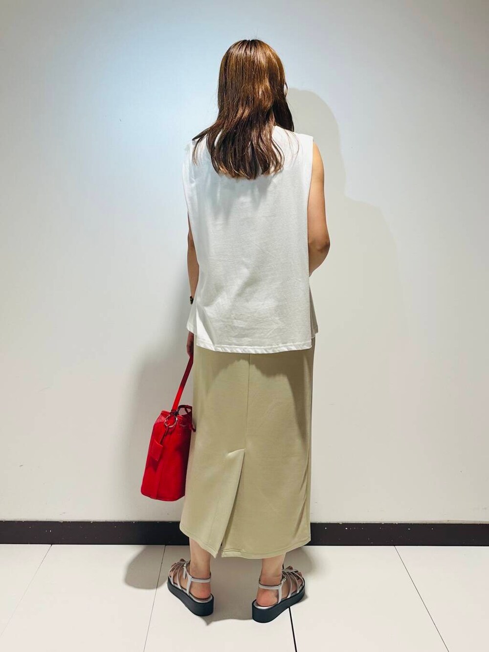 ピンク系のTシャツ/カットソー、ホワイト系のスカートを着用したレディースの夏コーディネートの3枚目の写真