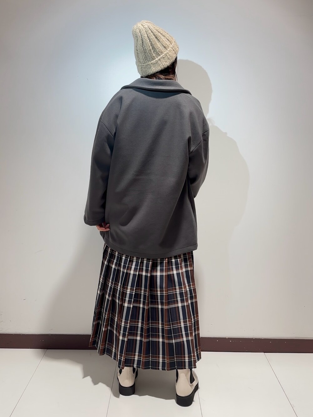 ホワイト系のTシャツ/カットソー、ブルー系のスカート、グリーン系のハンドバッグを着用したレディースの冬コーディネートの3枚目の写真