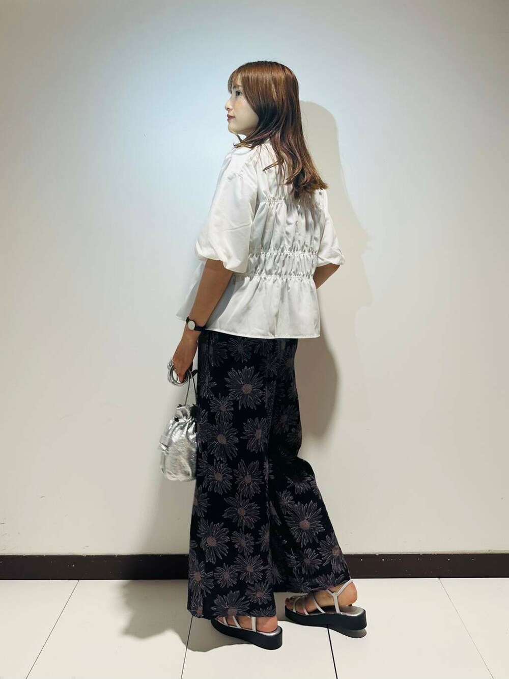 シルバー系のサンダル、シルバー系のショルダーバッグ、ブルー系のその他パンツを着用したレディースの夏コーディネートの2枚目の写真