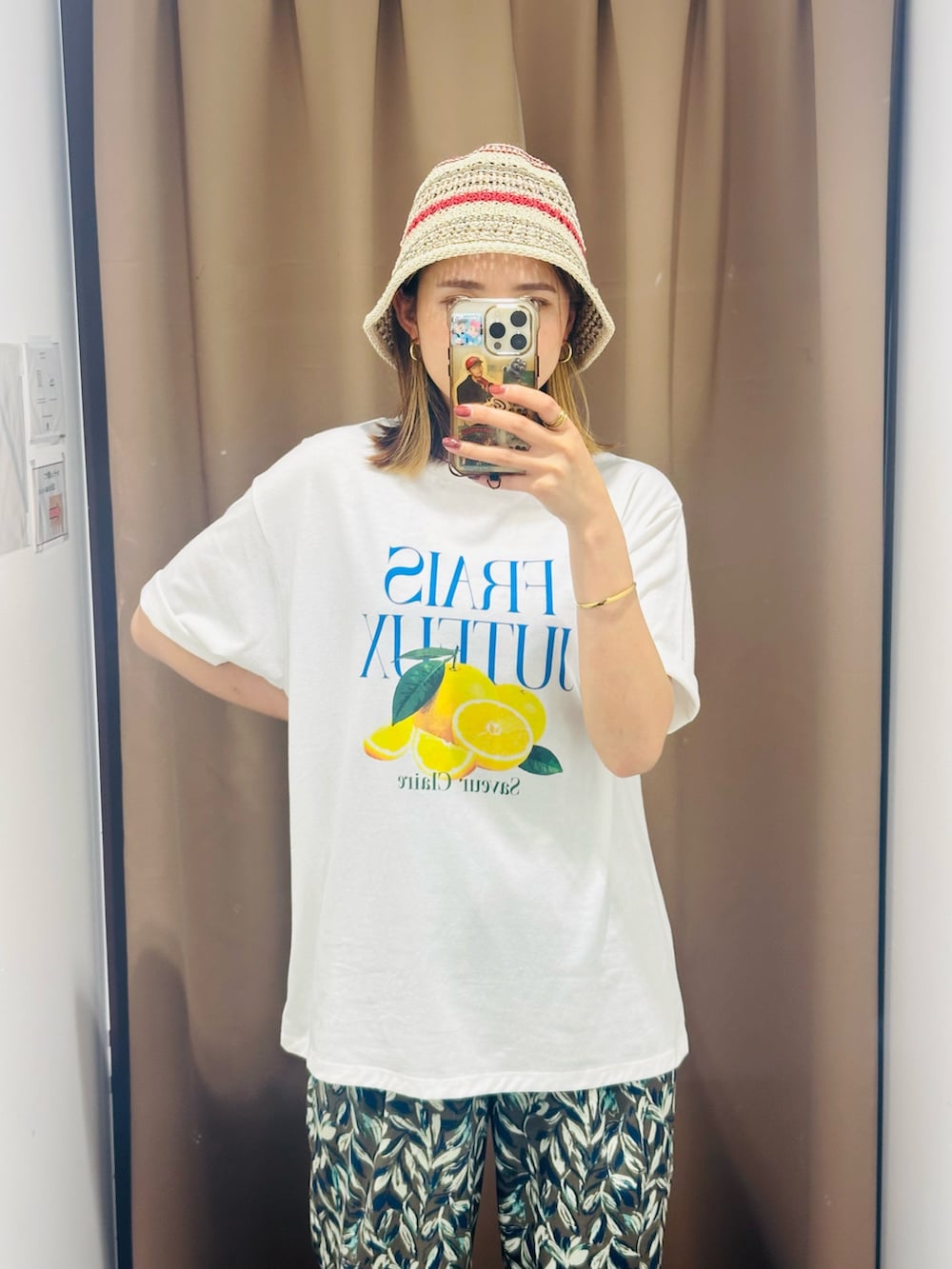 ホワイト系のTシャツ/カットソー、グリーン系のその他パンツ、ゴールド系のバングル/リストバンドを着用したレディースの夏コーディネートの2枚目の写真