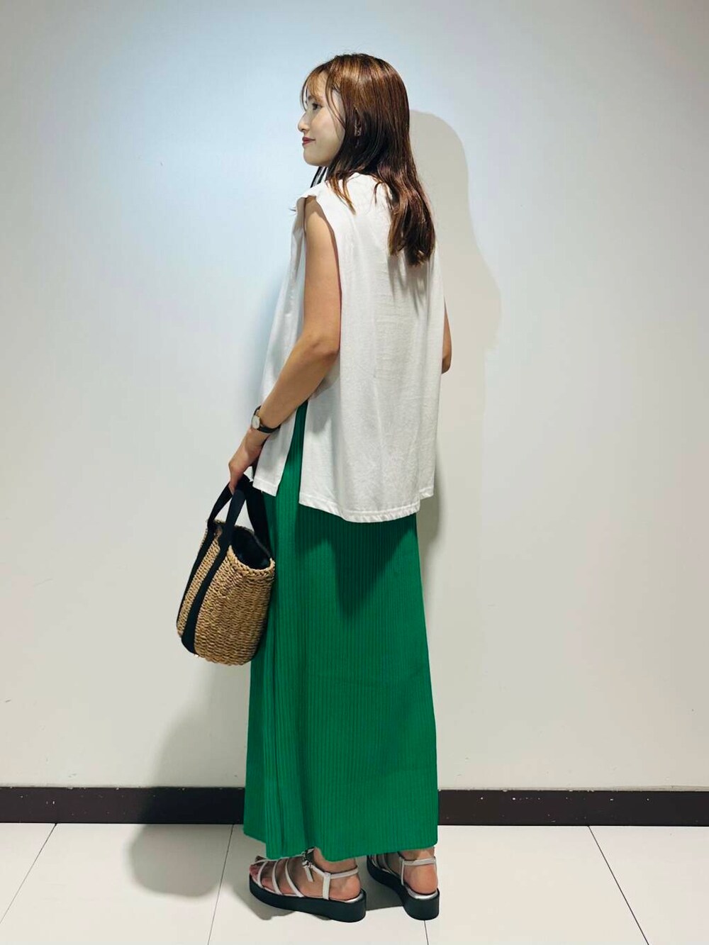ホワイト系のTシャツ/カットソー、グリーン系のスカートを着用したレディースの夏コーディネートの2枚目の写真