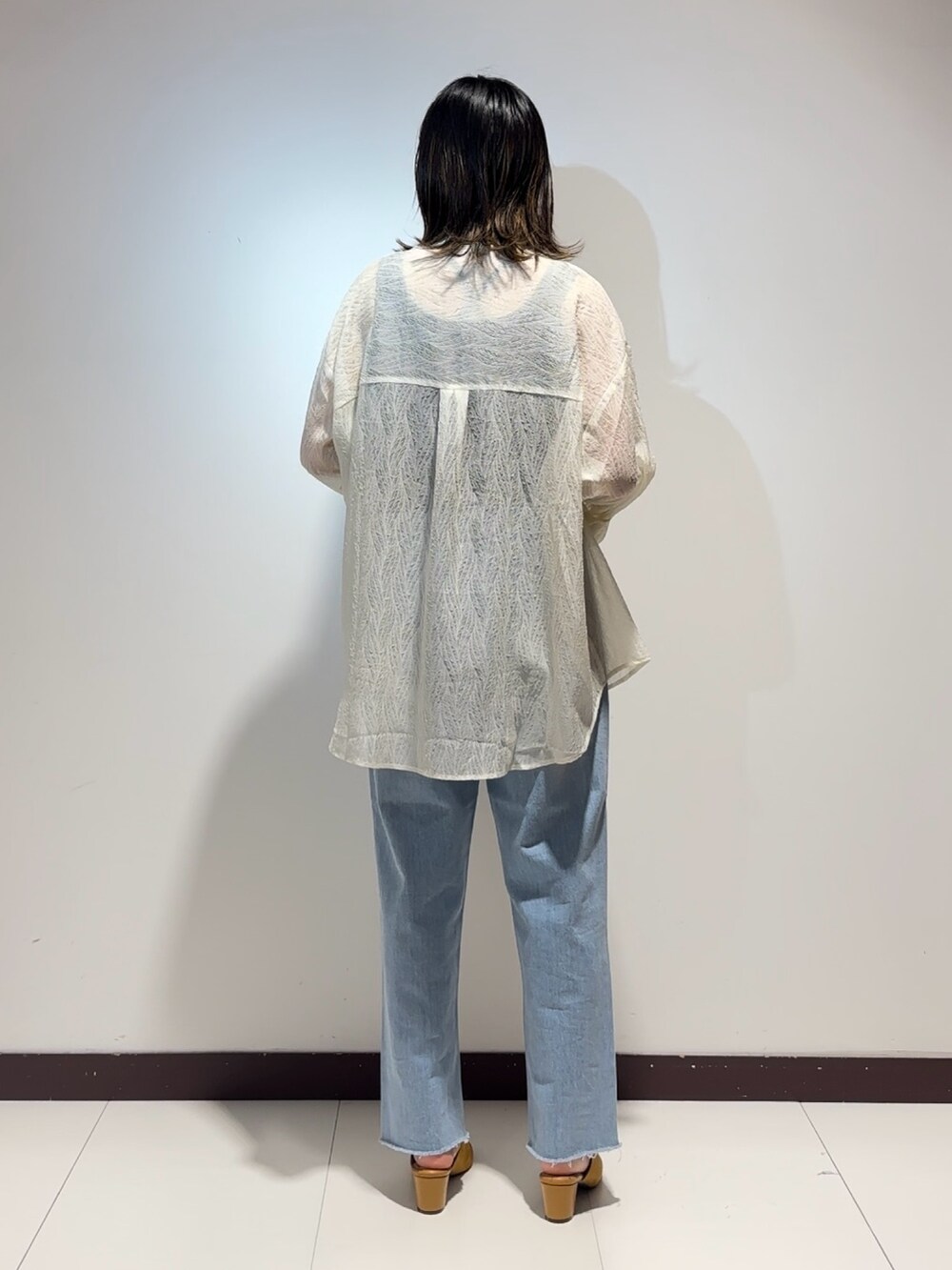 ホワイト系のシャツ/ブラウス、ブラック系のタンクトップ、ブルー系のデニムパンツを着用したレディースの夏コーディネートの3枚目の写真