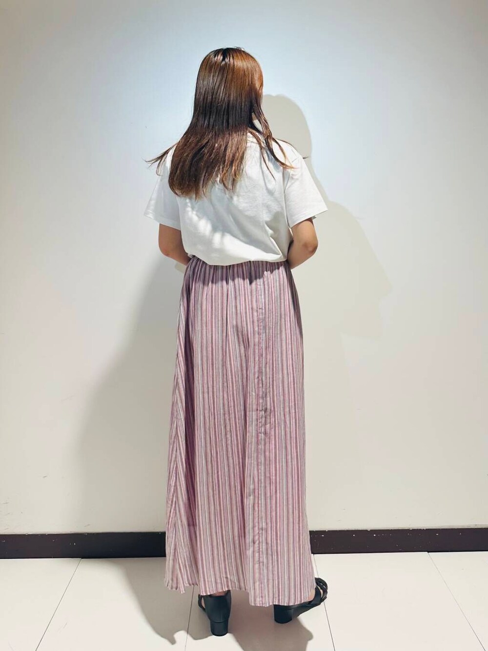 ホワイト系のTシャツ/カットソー、ピンク系のスカート、ホワイト系のハンドバッグを着用したレディースの春コーディネートの3枚目の写真