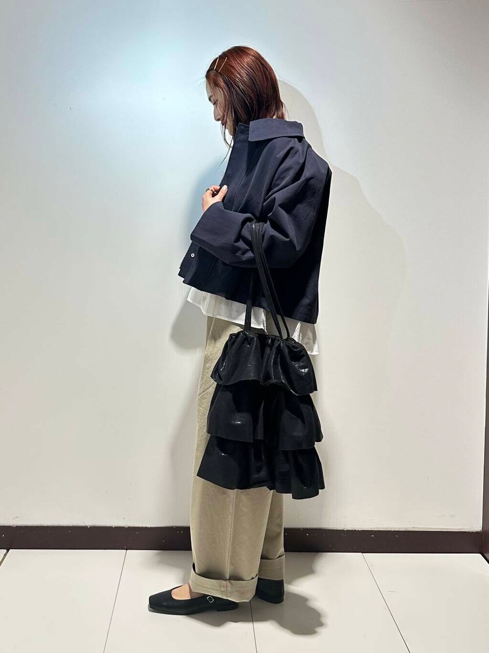 「大人カジュアル、Vネック、パンプス、RODESKO、トートバッグ、ブルゾン、ショート丈、春コーデ、ベーシック、春アウター、パンツスタイル、コットンパンツ、ドッキングプルオーバー、カットミラノ、フリルバッグ」|「RODE SKOの『ドラマ着用商品』フリルメタリックトート(トートバッグ、ブラック系)」を使った、ameさん(レディース・160cm)の春コーディネートの2枚目の写真