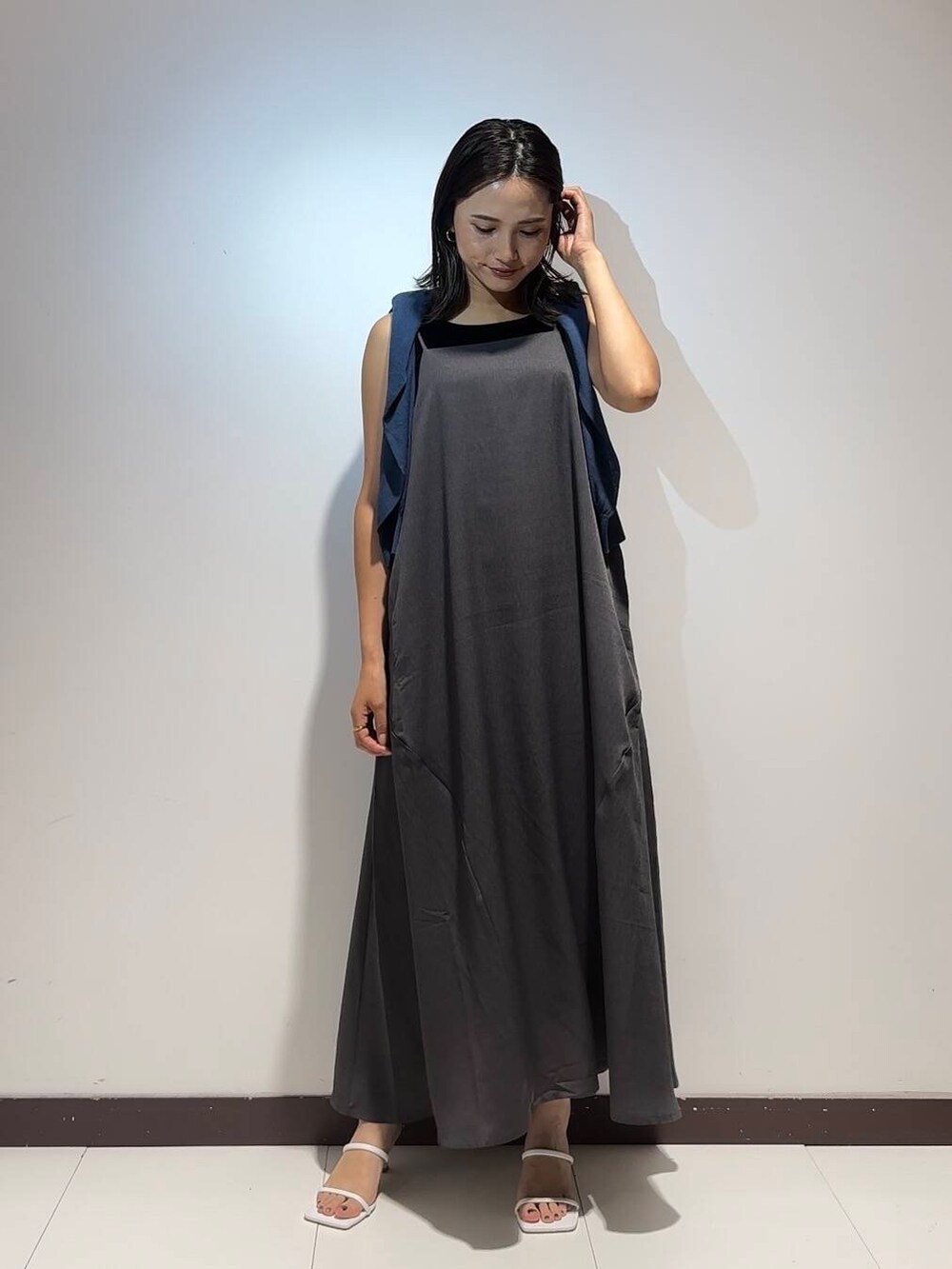 ブルー系のカーディガン/ボレロ、ブラック系のタンクトップ、グレー系のワンピースを着用したレディースの夏コーディネートの2枚目の写真