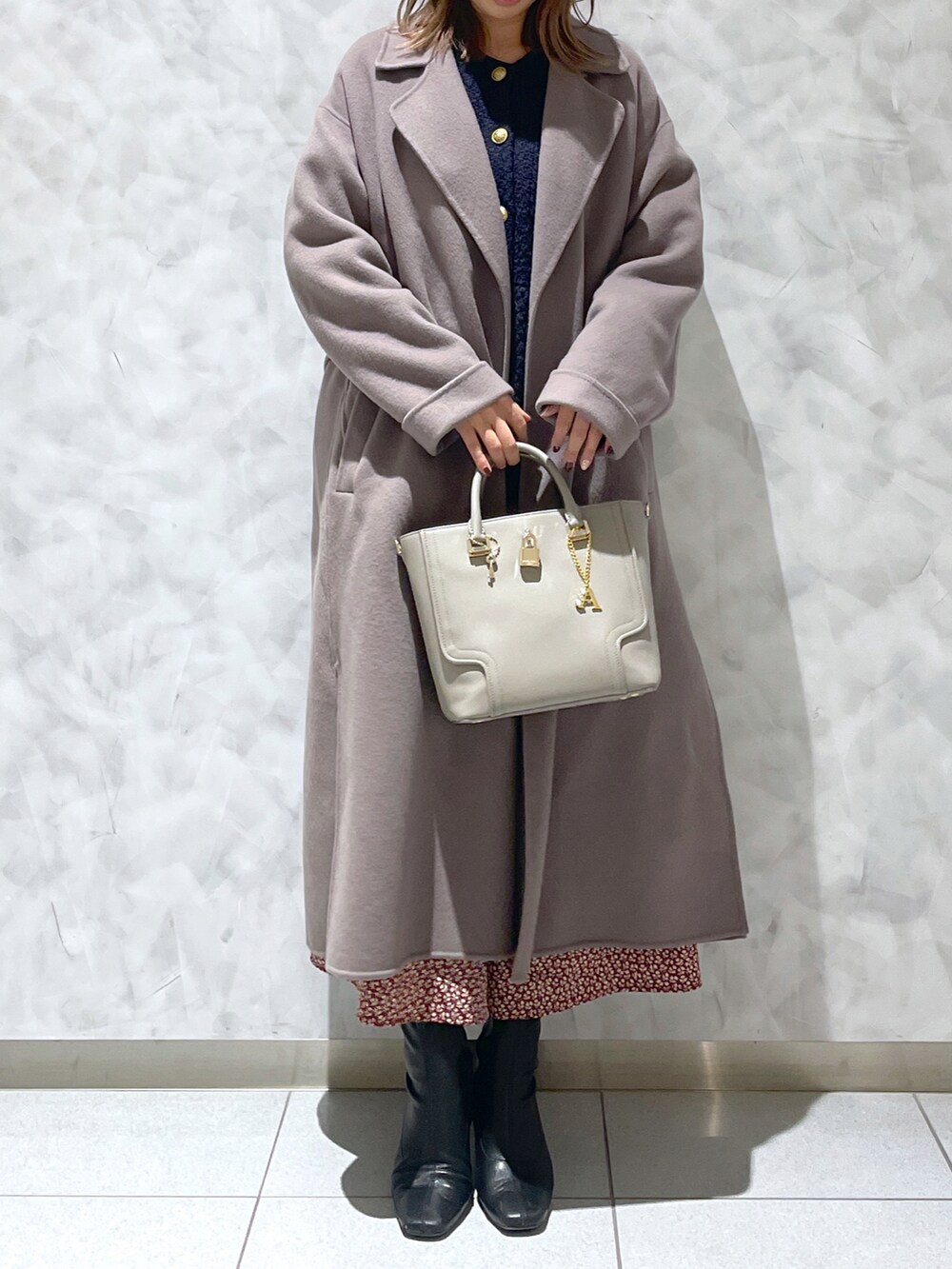 グレー系のトートバッグ、ベージュ系のジャケット/アウターを着用したレディースの冬コーディネートの2枚目の写真
