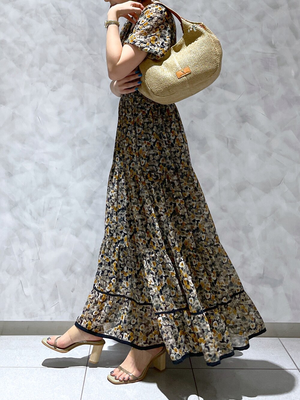 ベージュ系のトートバッグ、その他のワンピースを着用したレディースの夏コーディネートの2枚目の写真