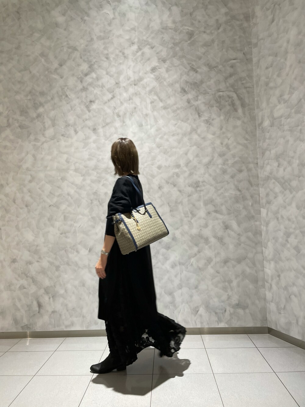 ブルー系のトートバッグを着用したレディースの冬コーディネートの5枚目の写真