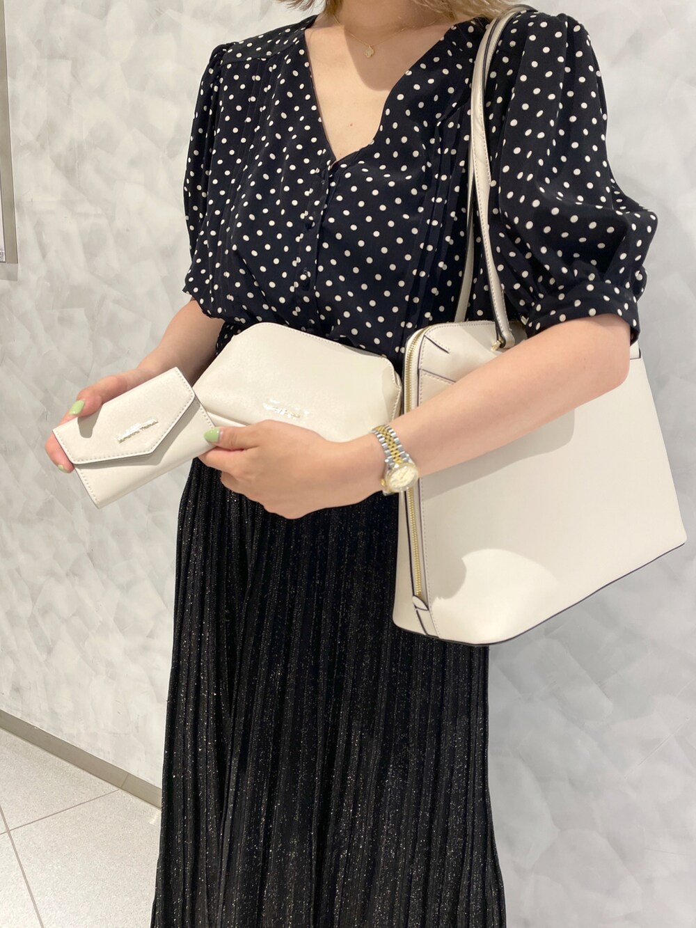 ホワイト系のトートバッグを着用したレディースの秋コーディネートの4枚目の写真