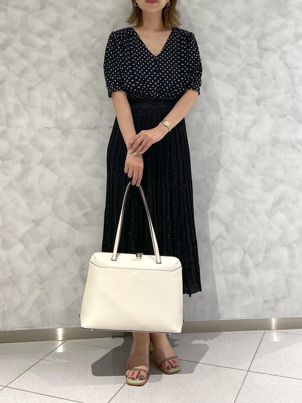 ホワイト系のトートバッグを着用したレディースの秋コーディネートの2枚目の写真