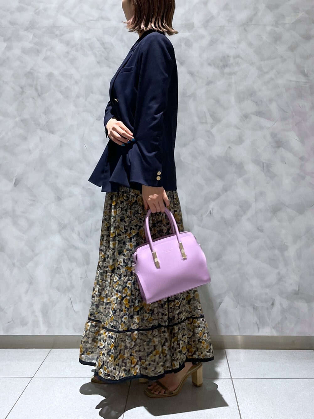 パープル系のトートバッグ、グリーン系のサンダル、その他のワンピースを着用したレディースの夏コーディネートの2枚目の写真