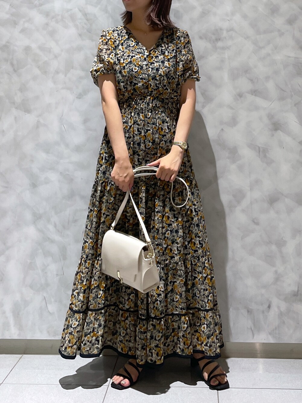 その他のワンピース、ホワイト系のショルダーバッグを着用したレディースの秋コーディネートの3枚目の写真