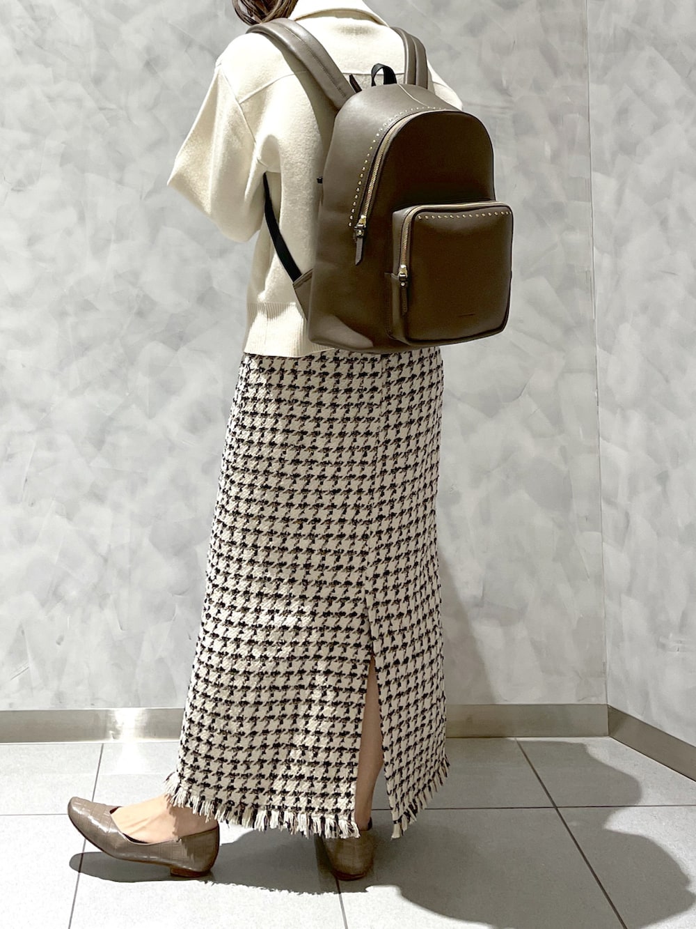 ベージュ系のバックパック/リュックを着用したレディースの春コーディネートの3枚目の写真