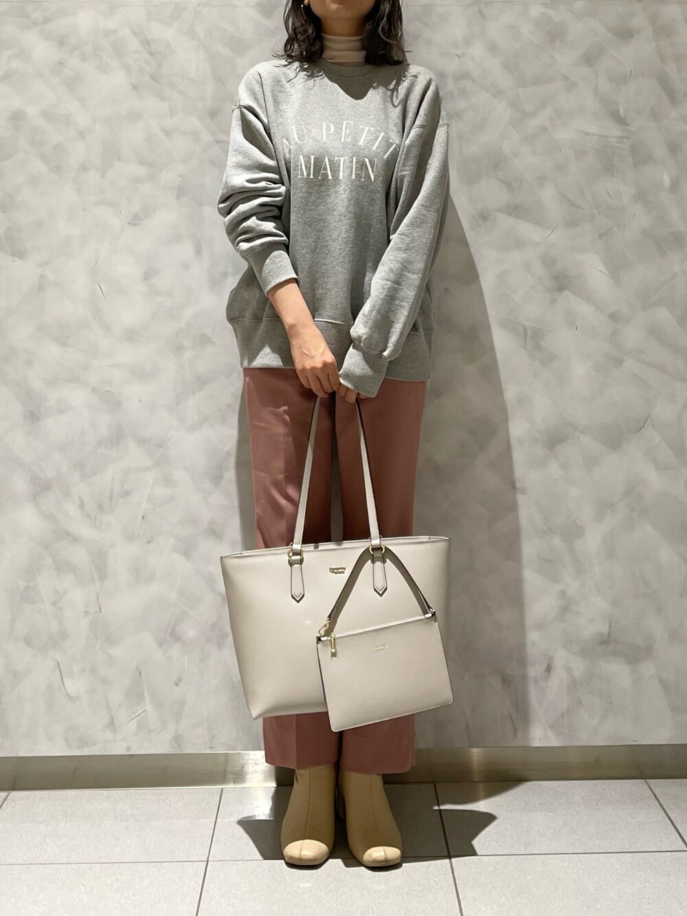 グレー系のトートバッグを着用したレディースの冬コーディネートの4枚目の写真